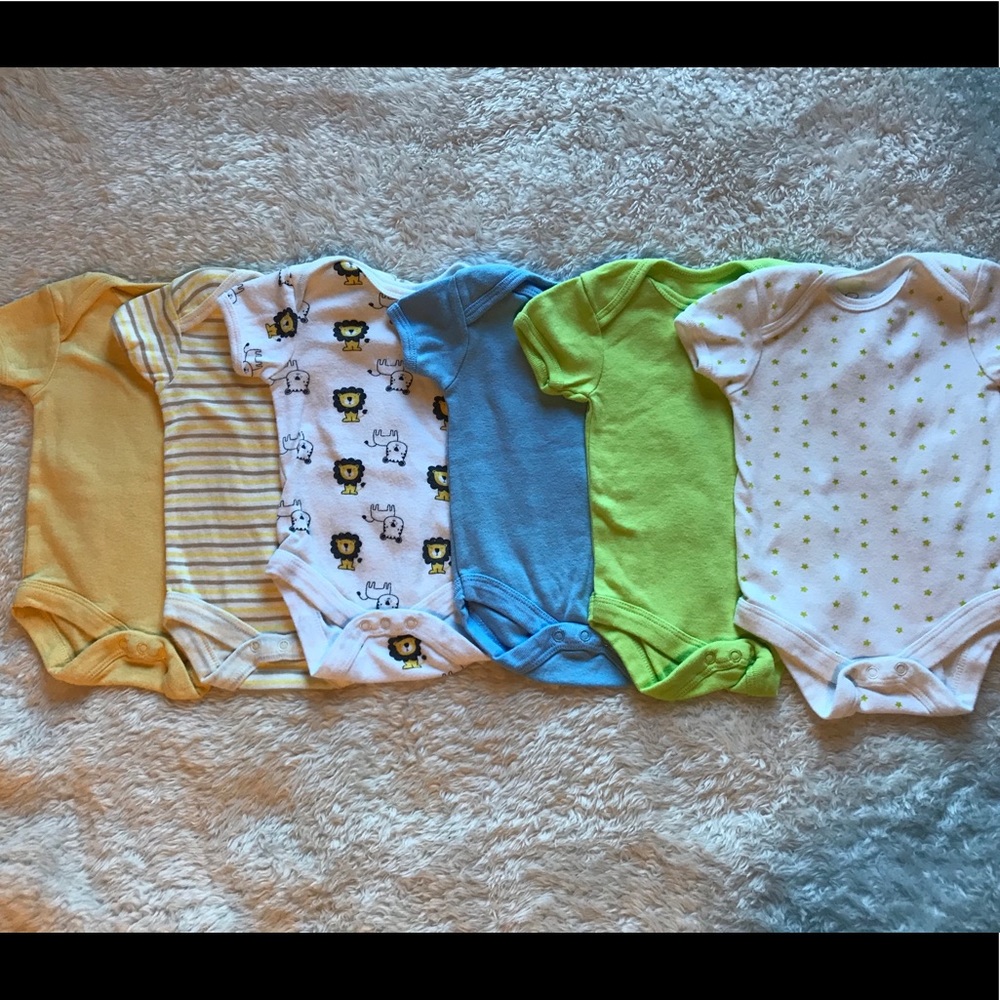 Bundle of 6 boy/girl onesies.